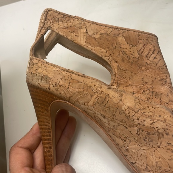 Manolo blahnik 37.5 size 7.5 heal is intact , worn maybe 4 times tops - Picture 7 of 7